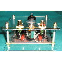 Amplificatore Hi FI ibrido per cuffie con valvola ECC83 alimentato a 12 Volt Amplificatore Hi FI ibrido per cuffie con valvola ECC83 alimentato a 12 Volt