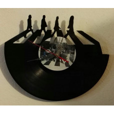 Orologio con movimento al quarzo realizzato su LP in vinile.Mod Beatles Orologio con movimento al quarzo realizzato su LP in vinile.Mod Beatles